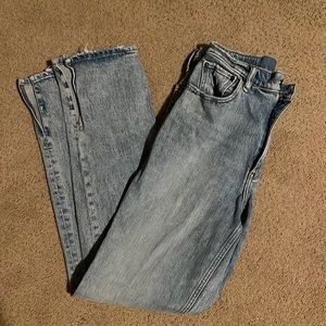 Abercrombie 90’s Ultra High Rise Straight Jeans. Size 28. Light Wash